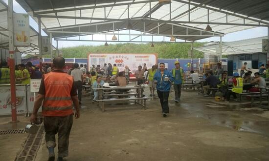 工地飯?zhí)贸邪? />
</p>
<p>
	每天做兩餐，20塊一天，一年除去節(jié)假日算300天，假設(shè)300個人一定會去吃飯，這樣你在這300個人中可以得到180萬的總銷售額。這是一個總數(shù)，成本可根據(jù)自身情況，及當(dāng)?shù)夭少徫飪r，資金計算出大概，就知道有多少利潤空間了。
</p>			</div>
			<!-- /content -->
			<div   id=