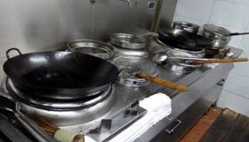 食堂燃?xì)庠罹? /> 
<h3>
	食堂燃?xì)庠罹?
</h3>
1、使用燃?xì)庠罹咔埃瑧?yīng)先檢查所有截門是否關(guān)閉，確認(rèn)無誤后，開啟總截門再進(jìn)行使用。<br />
2、操作時(shí)須嚴(yán)格執(zhí)行“火等氣”的原則，嚴(yán)禁先開氣后點(diǎn)火，以防爆燃。<br />
3、點(diǎn)火時(shí)，應(yīng)先點(diǎn)燃點(diǎn)火棒，再點(diǎn)燃長(zhǎng)明火，由長(zhǎng)明火點(diǎn)燃主火孔。嚴(yán)禁違章操作。<br />
4、間斷使用時(shí)，須先確認(rèn)長(zhǎng)明火是否長(zhǎng)明，如已熄滅，須按第三條重新操作。嚴(yán)禁盲目操作而發(fā)生燃?xì)庑孤丁?br />
5、使用完畢后，應(yīng)按程序先關(guān)小截門，再關(guān)中截門，最后關(guān)閉總截門。嚴(yán)禁只關(guān)總截門而不關(guān)中、小截門。<br />
6、凡使用者必須保持灶具設(shè)備干凈整潔、完好無損，發(fā)現(xiàn)問題及時(shí)報(bào)告。<br />
7、如發(fā)現(xiàn)燃?xì)庑孤兑⒓搓P(guān)閉總截門，迅速開窗通風(fēng)并及時(shí)報(bào)修。<br />
8、下班時(shí)，必須檢查所有燃?xì)饨亻T、電器開關(guān)是否關(guān)閉，確認(rèn)無誤后，方可下班離崗。<br />
<hr />
<img src=