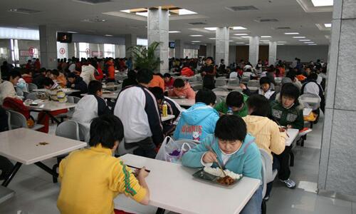 廣東三部門聯(lián)合發(fā)文嚴(yán)禁學(xué)校食堂分包轉(zhuǎn)包，每餐須有校方人員陪餐